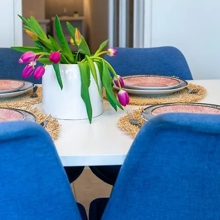 Tonina, Friends And Family Apartment