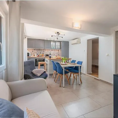 Tonina, Friends And Family Apartment